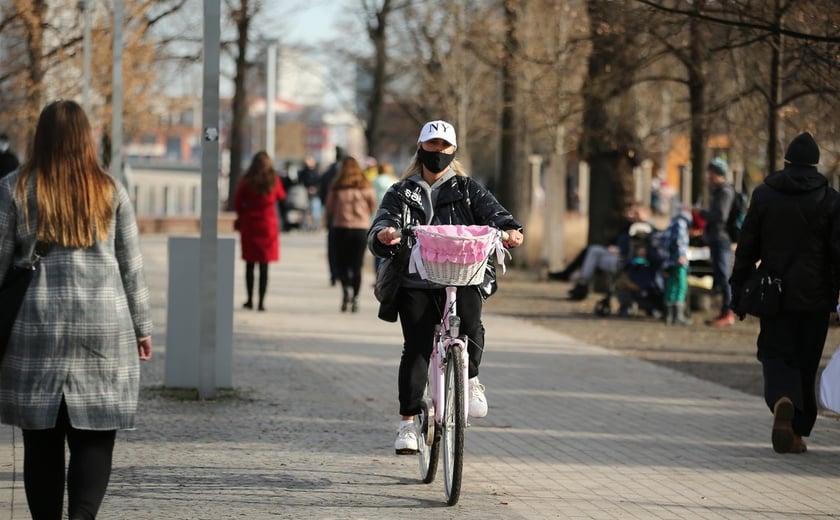 Rowerzystka w maseczce.