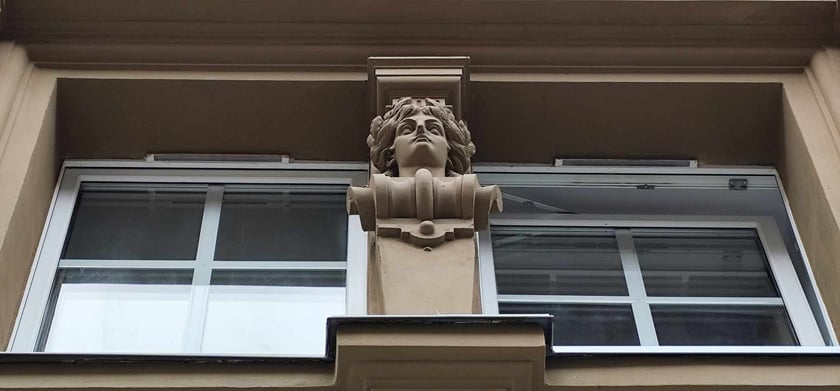 Wyremontowany detal architektoniczny kamienicy przy Komuny Paryskiej 30