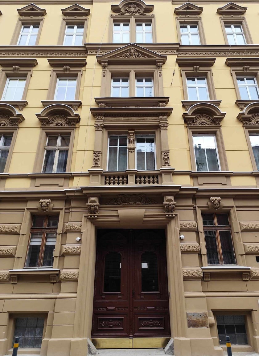 Elewacja kamienicy przy Komuny Paryskiej 30