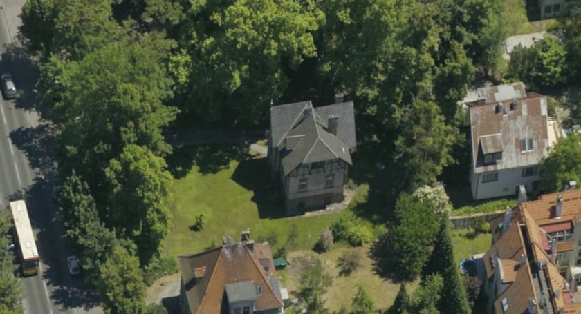 Willa przy Kasprowicza 23 przed rozbi&oacute;rką, widok z lotu ptaka.
