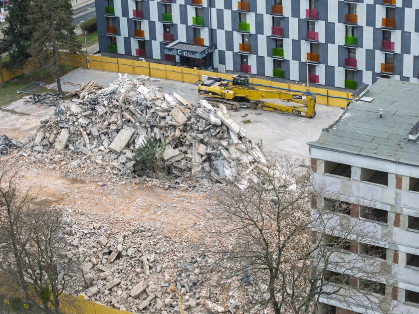 Znikają bloki przy Trzemeskiej (numery 4-6-8)