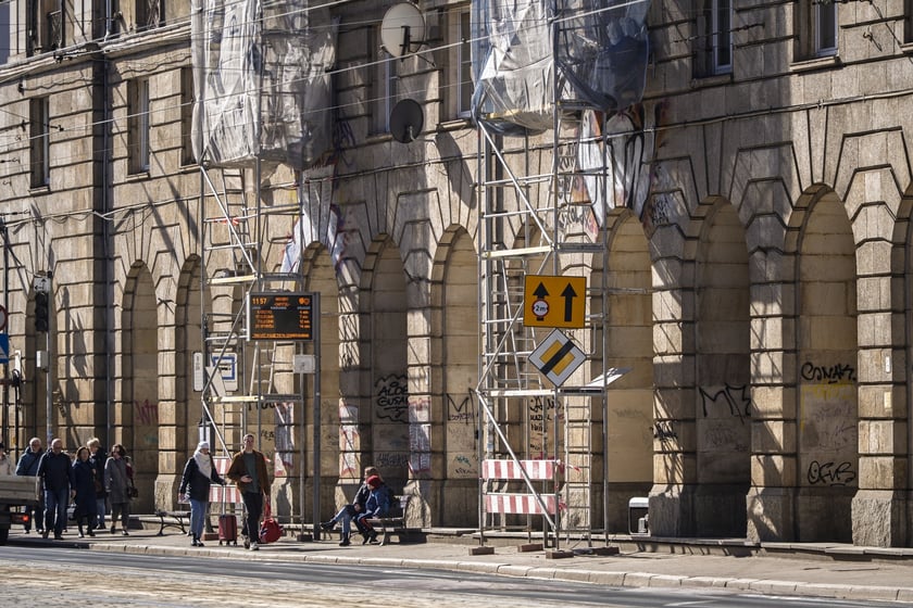 Zniszczona elewacja  i pomazane podcienia budynku przy ul. Świdnickiej