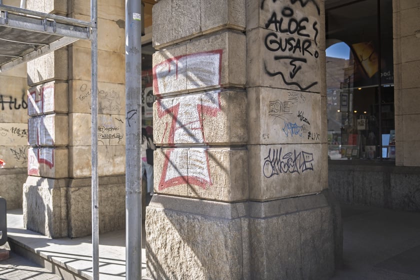 Zniszczona elewacja  i pomazane podcienia budynku przy ul. Świdnickiej