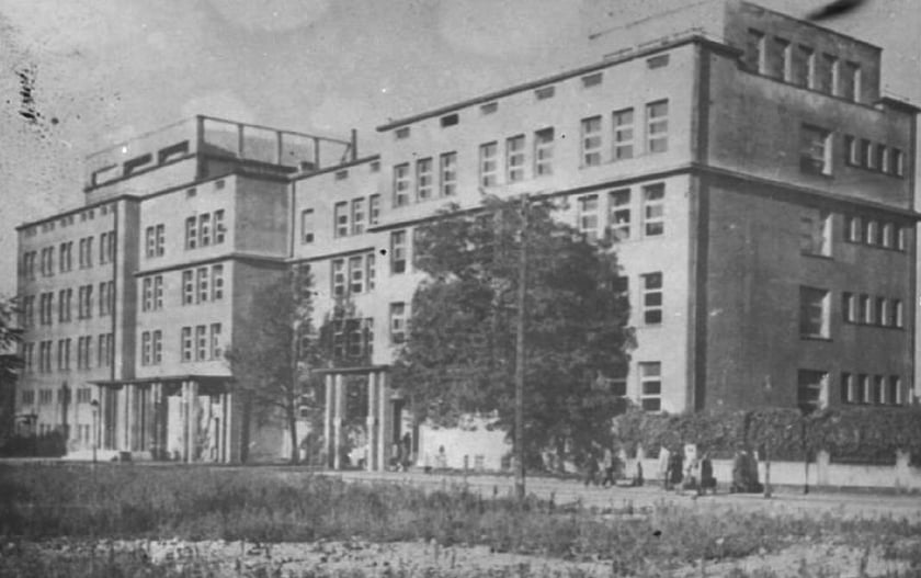 Technikum 15 we Wrocławiu obchodzi 75-lecie istnienia. Zobacz jak wyglądało dawniej - budynek po odbudowie (1950)