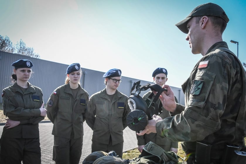 Instruktorzy 10 Wrocławskiej Brygady Łączności z Leśnicy prowadzili zajęcia dla klas przygotowania wojskowego Europejskiego Liceum Służb Mundurowych we Wrocławiu