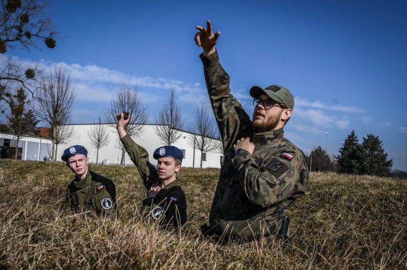 Instruktorzy 10 Wrocławskiej Brygady Łączności z Leśnicy prowadzili zajęcia dla klas przygotowania wojskowego Europejskiego Liceum Służb Mundurowych we Wrocławiu