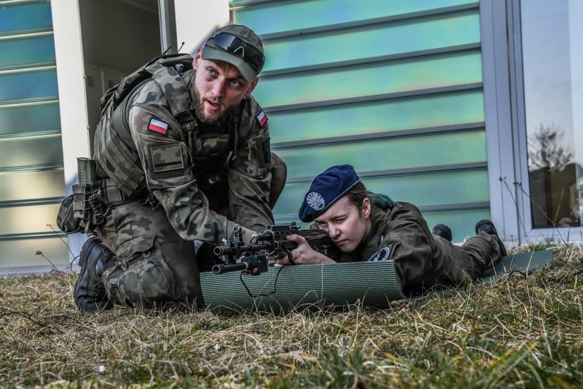 Instruktorzy 10 Wrocławskiej Brygady Łączności z Leśnicy prowadzili zajęcia dla klas przygotowania wojskowego Europejskiego Liceum Służb Mundurowych we Wrocławiu