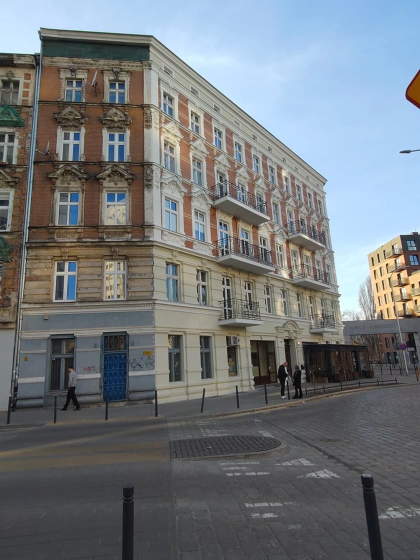 Remont przy Wrocławczyka - kamienica numer 37 z odświeżoną elewacją frontową