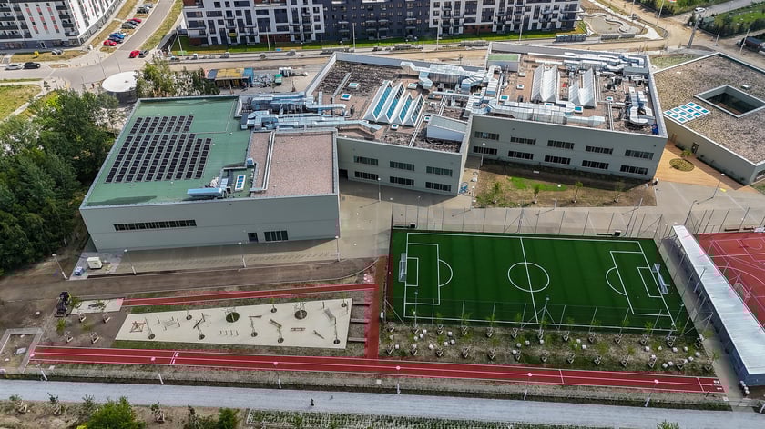 Przebudowane i wyremontowane zostaną pomieszczenia w Szkole Podstawowej nr 28 przy ulicy Greckiej dla potrzeb utworzenia toalet,&nbsp; wymieniona zostanie instalacja elektryczna w&nbsp; Szkole Podstawowej nr 50 przy ulicy Czeskiej, w Szkole Podstawowej nr 73 przy ulicy Glinianej oraz w Zespole Szk&oacute;ł nr 21 przy ulicy P. Ignuta.&nbsp; Budynek Szkoły Podstawowej nr 85 przy ulicy Traugutta zostanie dostosowany do przepis&oacute;w przeciwpożarowych. Nastąpi termomodernizacja budynku Przedszkola nr 4 przy ulicy Słowiczej oraz przebudowana i wyremontowana zostanie elewacja i dach w Przedszkolu nr 104 przy ulicy Niedźwiedziej. 
Przebudowane zostaną boiska na terenie Szkoły Podstawowej nr 43 przy ulicy Grochowej, infrastruktura sportowa na terenie Szkoły Podstawowej nr 42 przy ulicy Wałbrzyskiej, a także przebudowane zostanie zaplecze Sali gimnastycznej w Szkole Podstawowej nr 3 przy ulicy Bobrzej. 
Rozpoczną się prace przy budowie nowego obiektu na terenie Przedszkola nr 148 przy ulicy Rogowskiej,&nbsp; budowie bloku sportowego w Szkole Podstawowej nr 97 przy ulicy Prostej oraz przebudowie budynku Szkoły Podstawowej nr 14 przy ulicy Zachodniej na potrzeby os&oacute;b w spektrum autyzmu. 
Zakończona zostanie modernizacja energetyczna zabytkowych budynk&oacute;w oświatowych (realizacja przy udziale środk&oacute;w FEDS) : bloku sportowego w Zespole Szk&oacute;ł Ekonomiczno &ndash; Administracyjnych przy ulicy Worcella, sali gimnastycznej i budynku B w Zespole Szk&oacute;ł Zawodowych nr 5&nbsp; przy ulicy Dawida oraz budynku gł&oacute;wnego Liceum Og&oacute;lnokształcącego nr IV przy ulicy Świstackiego. &nbsp;
W realizacji będzie r&oacute;wnież budowa Zespołu Szkolno &ndash; Przedszkolnego przy ulicy Zwycięskiej oraz rozbudowa Szkoły Podstawowej nr 6 przy ulicy Gorlickiej (zakończanie w roku 2026).