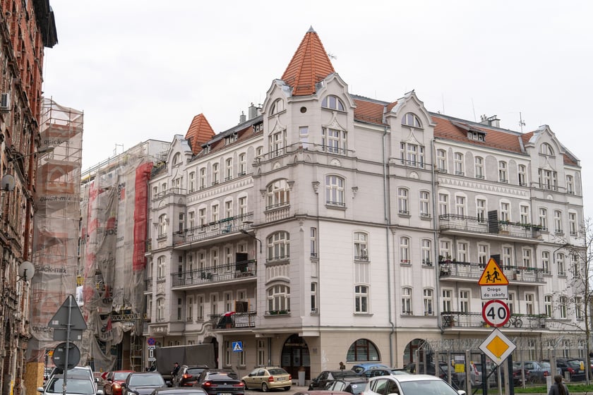 Program obejmuje modernizacje gminnych lokali mieszkalnych i budynk&oacute;w oraz rewitalizację gminnych kamienic m.in. przy ul. Prądzyńskiego 20a, ul. Grunwaldzkiej 12b, ul. Krakowskiej 25,27, ul. Chudoby 15, ul. Glinianej 63, ul. Kniaziewicza 15a, ul. Kluczborska 11a, ul. Pusteckiej 46/58, ul. Ołbińskiej 15, ul. Pusteckiej 2-6, ul. Skoczylasa 54, ul. Kruczej 110/1, ul. Kościuszki 124.Ponadto prowadzone są inwestycje w budynkach wsp&oacute;lnot mieszkaniowych w ramach kt&oacute;rych Gmina Wrocław ponosi koszty zgodnie z posiadanym udziałem w nieruchomości wsp&oacute;lnej.Zakończone zostanie przez sp&oacute;łkę Wrocławskie Mieszkania&nbsp; m.in. : Remont nawierzchni w obrębie dojazd&oacute;w do budynk&oacute;w oraz infrastruktury towarzyszącej 2 lokalizacje ul. Olszewskiego 28-32, ul. Borowska 188-202, remont nawierzchni w obrębie dojazd&oacute;w i dojść do budynk&oacute;w oraz infrastruktury towarzyszącej dla 7 lokalizacji: ul. Olszewskiego 108-110 ul. Ul. Reja 40a, ul. Grunwaldzka 58, ul. Krakowska 25-27, ul. Czajkowskiego 9-11, ul. Kamieńskiego 10A , ul. Pasteura 11-12.Przez Zarząd Zasobu Komunalnego&nbsp; zakończone zostanie wnętrze międzyblokowe:&nbsp; w obrębie ulic Łukasińskiego, Miernicza, Prądzyńskiego, Komuny Paryskiej - etap I w kt&oacute;rych zostaną wykonane m.in. nawierzchnia ciągu pieszo, miejsca postojowe dla samochod&oacute;w, os&oacute;b z niepełnosprawnościami, montaż urządzeń zabawowych,&nbsp; montaż małej architektury, montaż trejaży pod pnącza, budowa oświetlenia,&nbsp; odwodnienie terenu, założenie zieleńc&oacute;w,&nbsp; wykonanie miejsca pod pojemniki na odpady.Rozpoczną się prace polegające na kompleksowym zagospodarowaniu wnętrz w kwartale ulic : 1) Kościuszki, Pułaskiego, Komuny Paryskiej, Prądzyńskiego 2) Braniborska, Trzemeska, Legnicka, Dobra III - Etap 3) ul. Nowa, Piotra Skargi.4) Prusa, Poniatowskiego, Oleśnicka, Żeromskiego 5) Nowowiejska, Barlickiego, Orzeszkowej, Wyszyńskiego, 6) Łukasińskiego, Miernicza, Prądzyńskiego, Komuny Paryskiej- etap II.