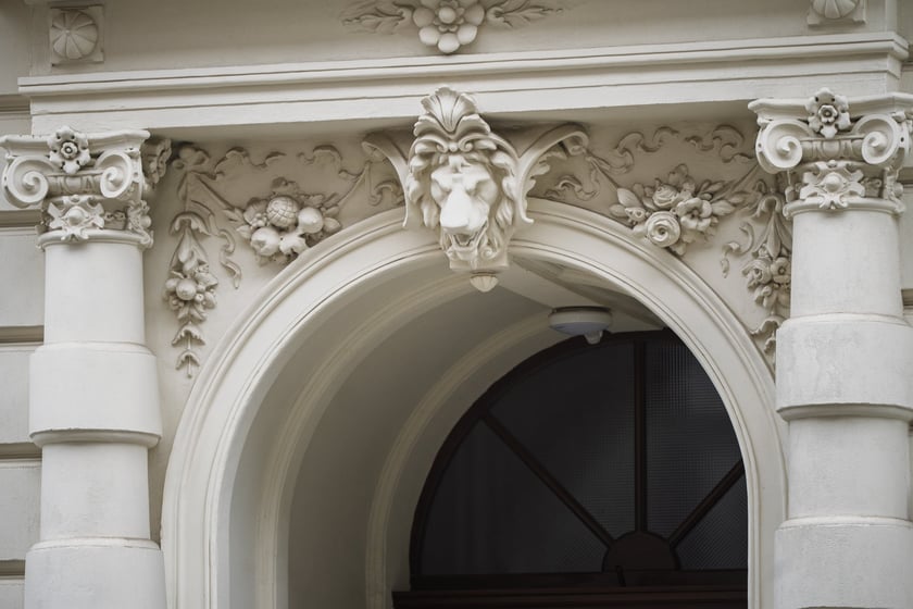 Ulica Miernicza zmienia charakter - już nie przedstawia wojennego krajobrazu, za to emanuje kunsztowną myślą dawnych architekt&oacute;w