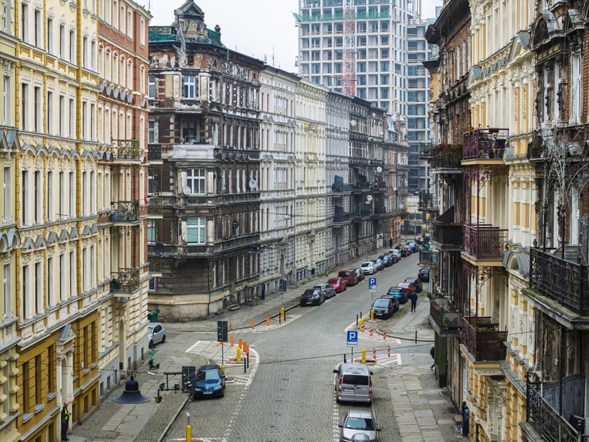 Ulica Miernicza zmienia charakter - już nie przedstawia wojennego krajobrazu, za to emanuje kunsztowną myślą dawnych architekt&oacute;w