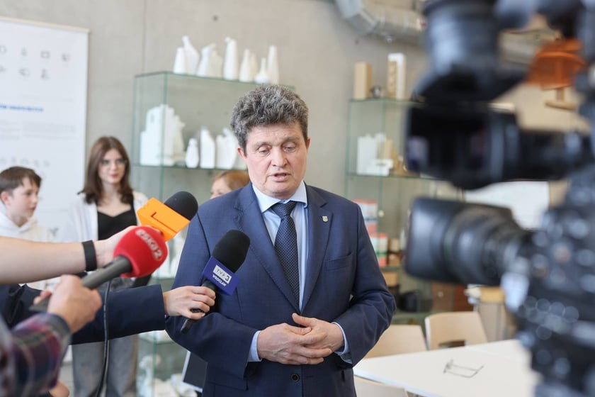 Wrocławska podstaw&oacute;wka nawiązała wsp&oacute;łpracę z Akademią Sztuk Pięknych - konferencja prasowa 27.03.2025.
Na zdjęciu wiceprezydent Wrocławia Ryszard Kessler.