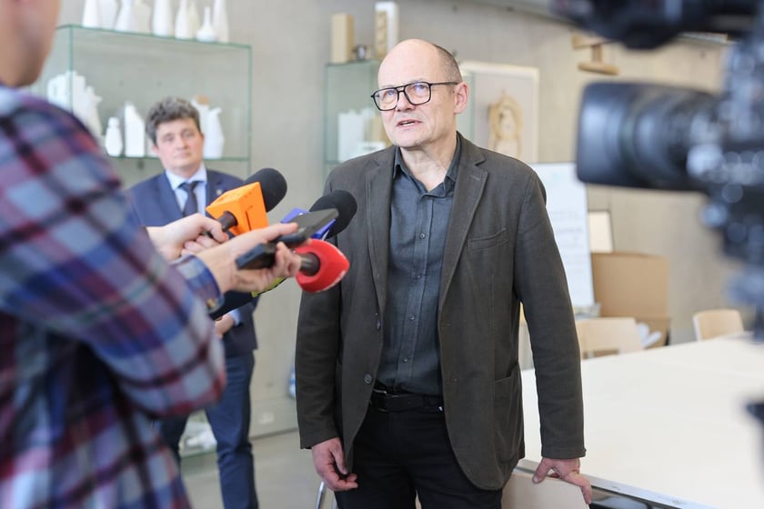 Wrocławska podstawówka nawiązała współpracę z Akademią Sztuk Pięknych - konferencja prasowa 27.03.2025