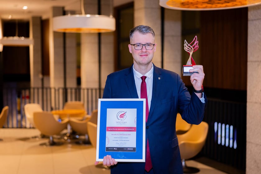 Wiceprezes ARAW, Adrian Staniszewski, gala wręczenia Skrzydeł 2025 w Zakopanem