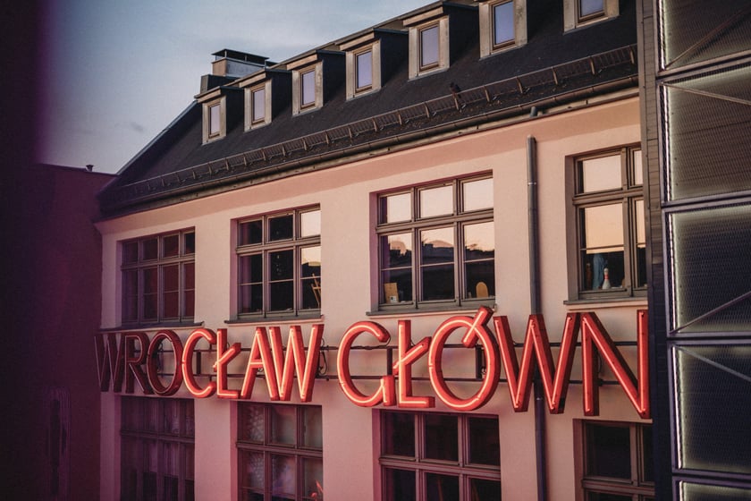 Podw&oacute;rko neon&oacute;w