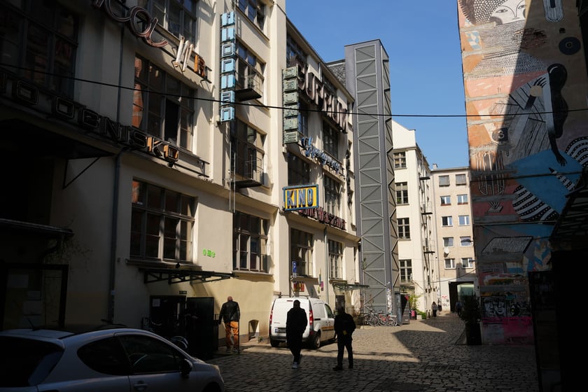 Podwórko Ruska 46 z neonami, 2 kwietnia 2025