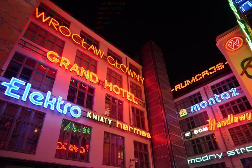 Wrocławska galeria neonów przy Ruskiej znów świeci! Niezwykły pokaz - 5.04.2025