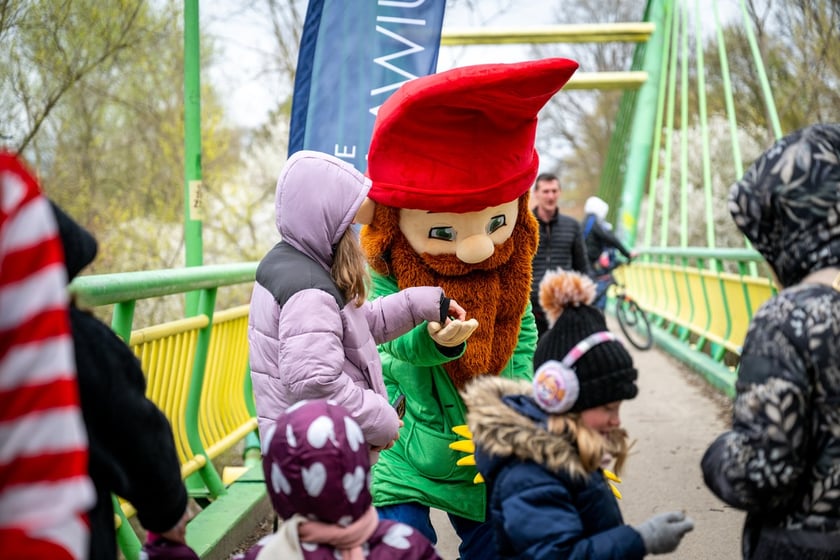 Odsłonięcie figurki krasnala Raciworka przy Kładce Złotnickiej