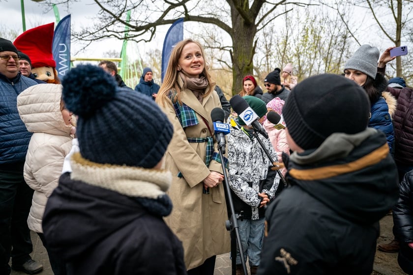 Odsłonięcie figurki krasnala Raciworka przy Kładce Złotnickiej