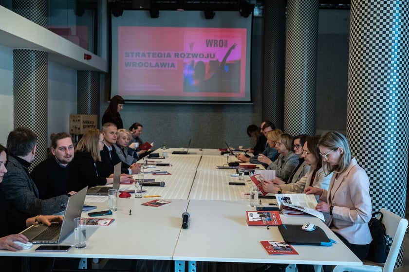 Uczestnicy spotkania Unii Metropolii Polskich we wrocławskiej Barbarze.