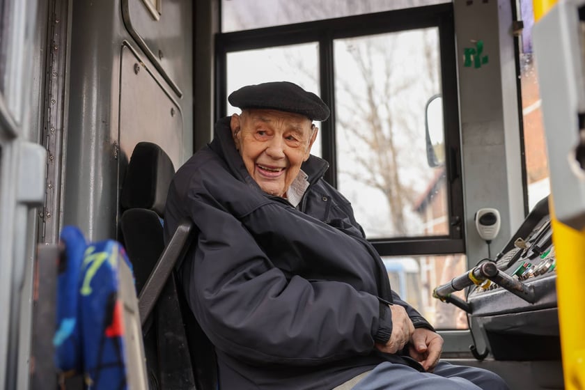 Roman Kroczak w dniu swoich setnych urodzin prowadził tramwaj na zajezdni Ołbin