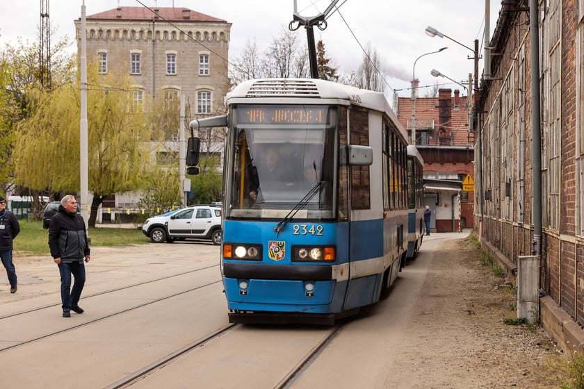 Roman Kroczak w dniu swoich setnych urodzin prowadził tramwaj na zajezdni Ołbin