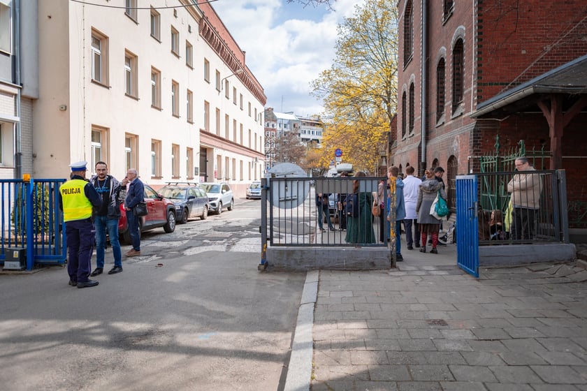 Akcja straży i policji przy III LO na Nadodrzu (12 kwietnia 2025)