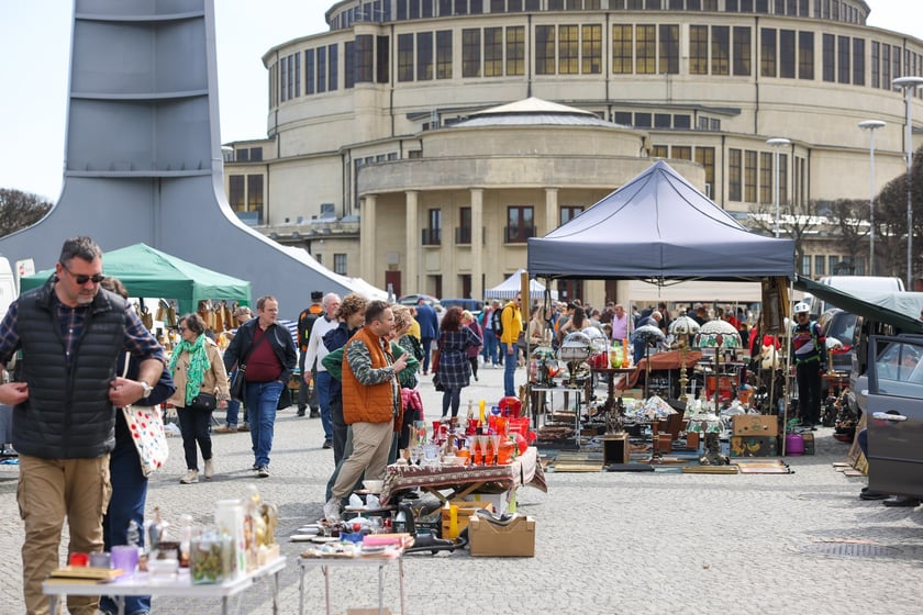 Giełda Staroci przy Hali Stulecia w niedzielę 13 kwietnia 2025 roku
