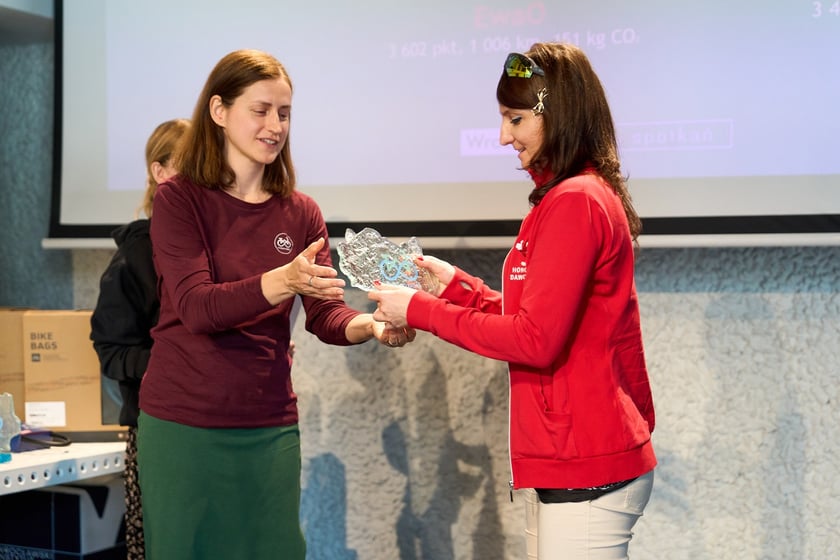 Wręczenie nagr&oacute;d 6. edycji akcji &bdquo;W k&oacute;łko kręcę&rdquo; w Barbarze &ndash; laureatka III miejsca EB83 (4 059 pkt, 932 km)