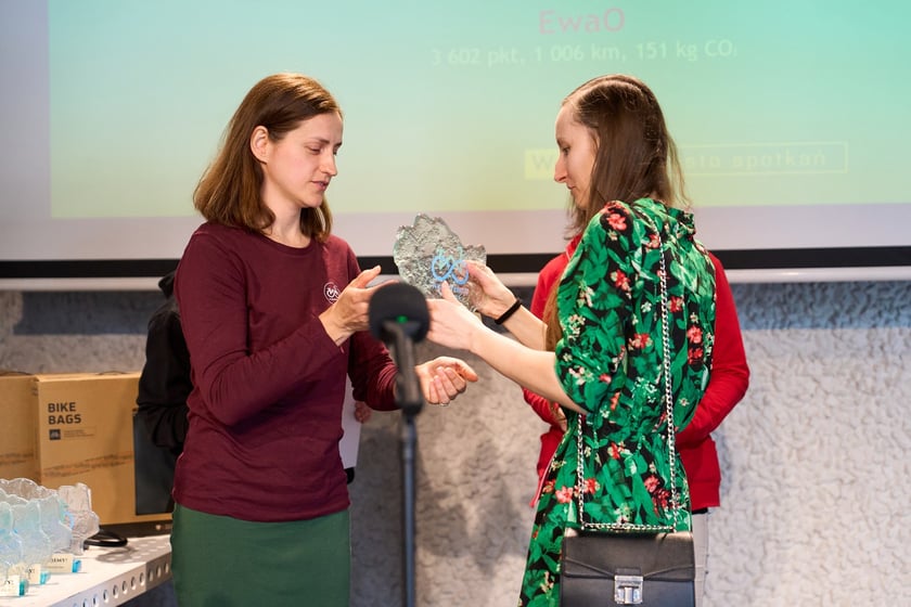 Wręczenie nagr&oacute;d 6. edycji akcji &bdquo;W k&oacute;łko kręcę&rdquo; w Barbarze &ndash; laureatka II miejsca Anna Ł. (4 115 pkt, 926 km)