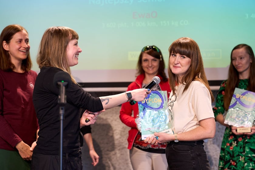 Wręczenie nagr&oacute;d 6. edycji akcji &bdquo;W k&oacute;łko kręcę&rdquo; w Barbarze &ndash; laureatka I miejsca o pseudonimie Martucha (4 139 pkt, 906 km)