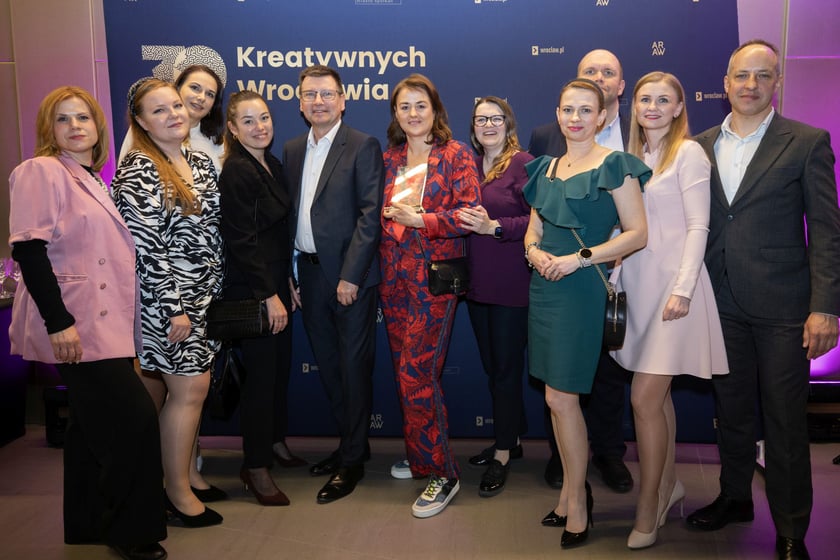 W środku Sylwia Majcher z nagrodą specjalną Hydropolis, obok  Witold Ziomek, prezes MPWiK Wrocław oraz zespół MPWiK i Hydropolis