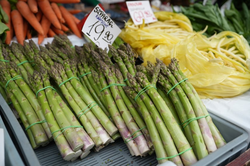 Szparagi na wrocławskich targowiskach są już dostępne