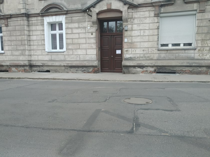 Fragment ulicy przeznaczonej do remontu na Leśnicy