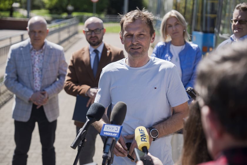 Adam Dudziński z Przystani Złotniki na konferencji prasowej promująca Leśnicę jako miejsce weekendowego wypoczynku
