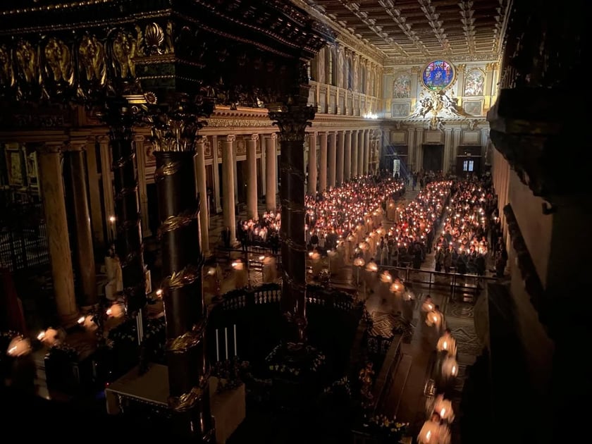 Bazylika, w kt&oacute;rej spocznie Franciszek, zdjęcie z Wigilii Paschalnej w Wielką Sobotę wieczorem