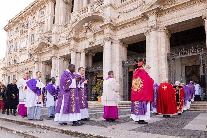 Bazylika, w kt&oacute;rej spocznie Franciszek, zdjęcie z nabożeństwa wielkopostnego&nbsp;