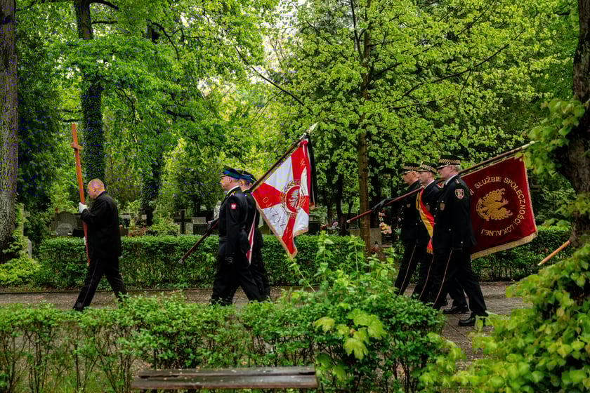 Ostatnie pożegnanie Wojciecha Adamskiego, byłego wiceprezydenta Wrocławia. Uroczystość na cmentarzu Osobowickim. Wrocław, 24.04.2025