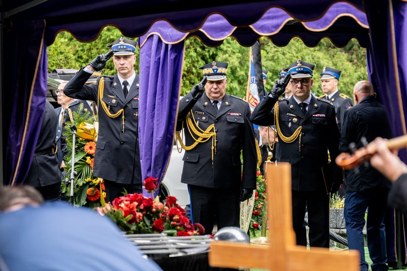 Ostatnie pożegnanie Wojciecha Adamskiego, byłego wiceprezydenta Wrocławia. Uroczystość na cmentarzu Osobowickim. Wrocław, 24.04.2025