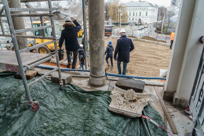 Bastion Sakwowy w trakcie remontu - wizyta prezydenta Wrocławia, Jacka Sutryka