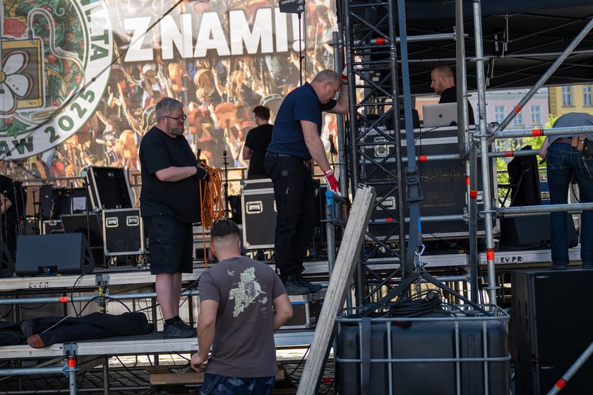 W Rynku budują scenę na 23. bicie Gitarowego Rekordu Świata