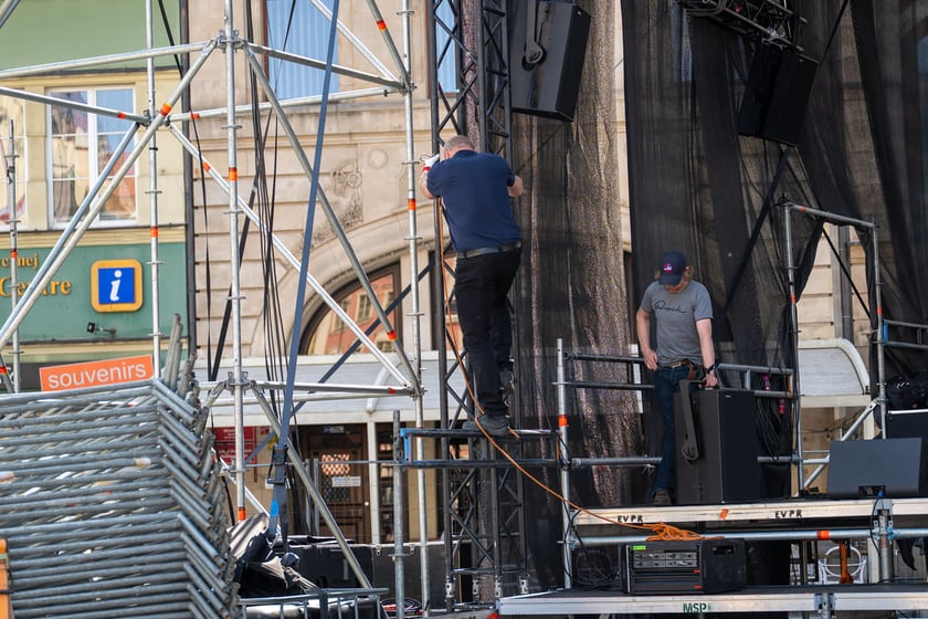 W Rynku budują scenę na 23. bicie Gitarowego Rekordu Świata