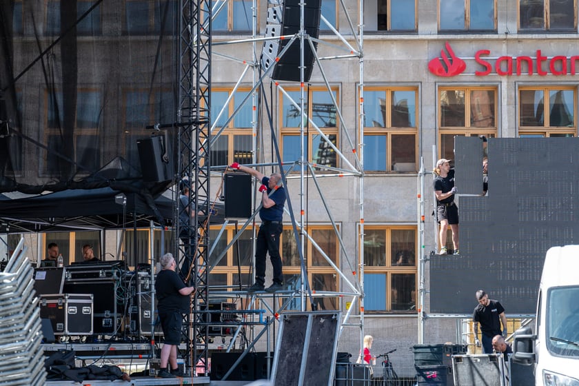 W Rynku budują scenę na 23. bicie Gitarowego Rekordu Świata