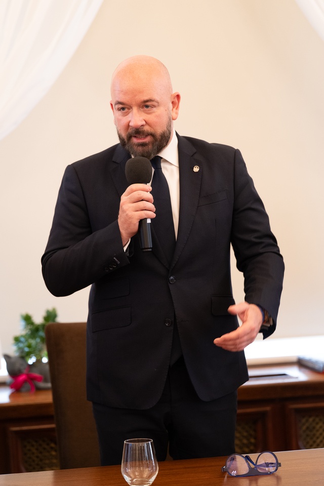 Konferencja w gabinecie prezydenta Jacka Sutryka poświęcona rozwojowi branży gastronomicznej we Wrocławiu &ndash; na zdjęciu prezydent Jacek Sutryk&nbsp;