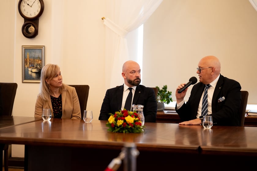Konferencja w gabinecie prezydenta Jacka Sutryka poświęcona rozwojowi branży gastronomicznej we Wrocławiu &ndash; na zdjęciu Małgorzata Golak, prezydent Jacek Sutryk i Maciej Dobrzyniecki (przy mikrofonie)