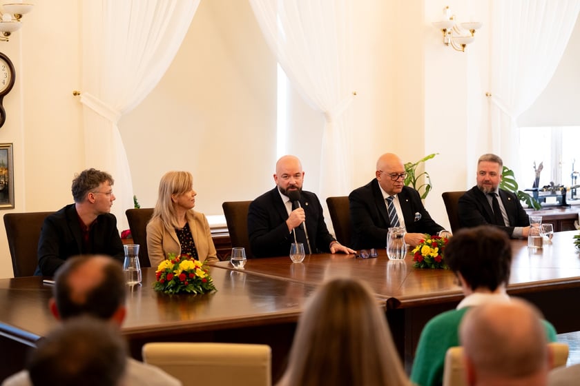 Konferencja w gabinecie prezydenta Jacka Sutryka poświęcona rozwojowi branży gastronomicznej we Wrocławiu