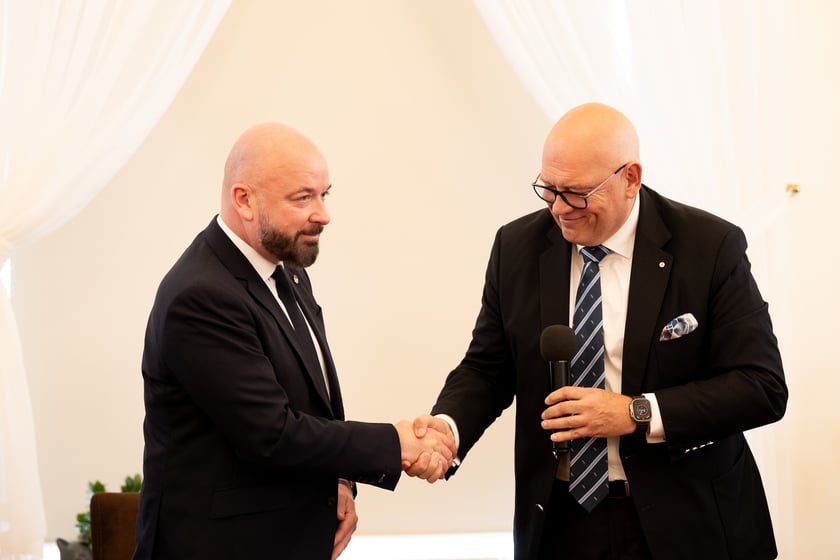 Konferencja w gabinecie prezydenta Jacka Sutryka poświęcona rozwojowi branży gastronomicznej we Wrocławiu &ndash; na zdjęciu prezydent Jacek Sutryk i Maciej Dobrzyniecki&nbsp;