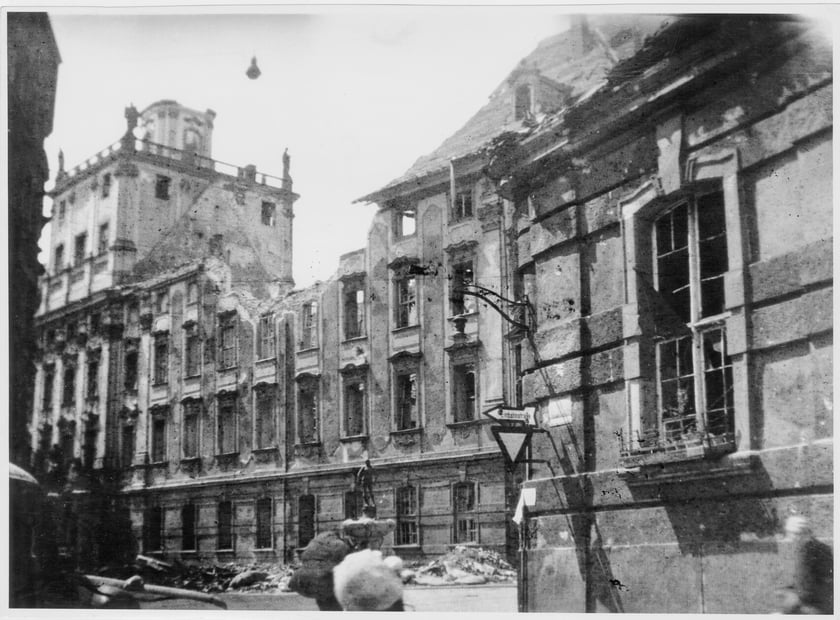 Zrujnowany gmach Uniwersytetu Wrocławskiego, 1945 rok