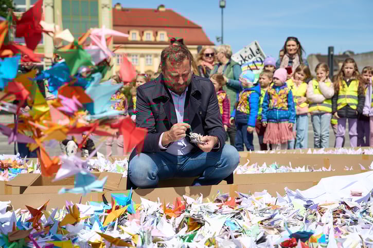 Na napis POKÓJ złożyło się 80 tys. papierowych żurawi wykonanych przez dzieci ze szkół i przedszkoli